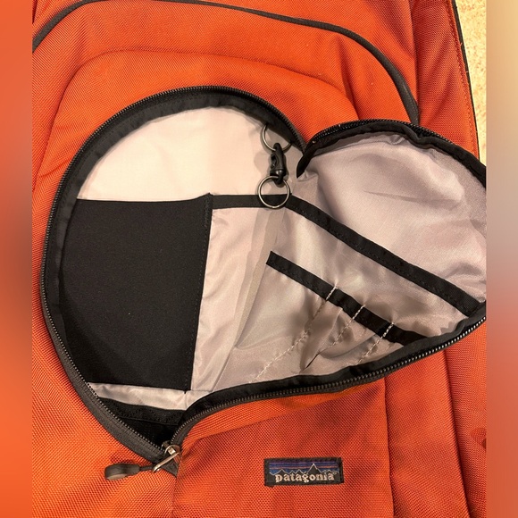 Patagonia roller carry-on bag. In good conditions with some external stains. - Picture 6 of 6